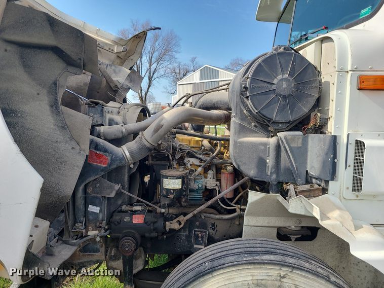 image for item LI9023 1999 International 9200  semi truck