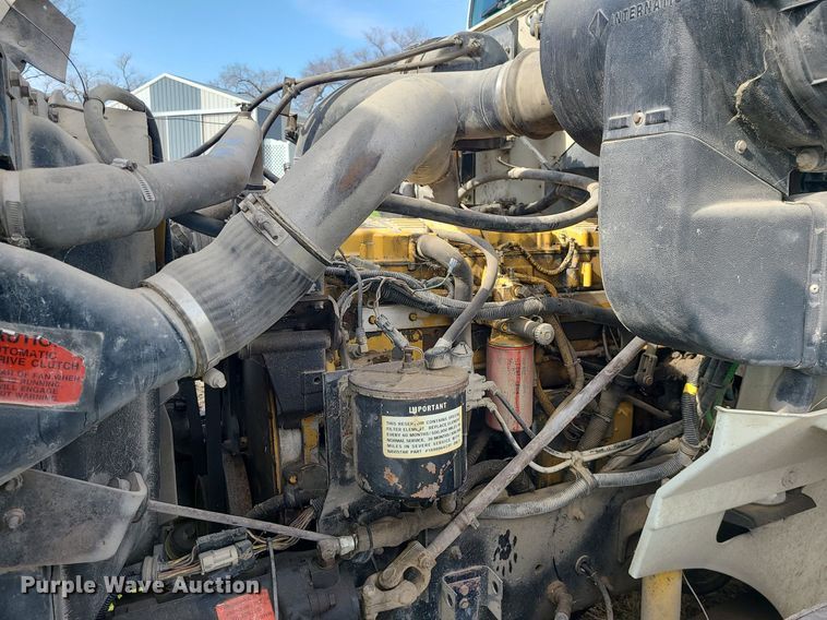 image for item LI9023 1999 International 9200  semi truck