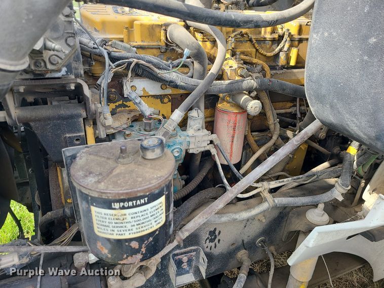 image for item LI9023 1999 International 9200  semi truck