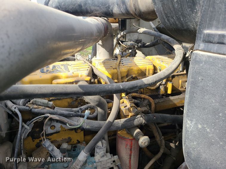 image for item LI9023 1999 International 9200  semi truck