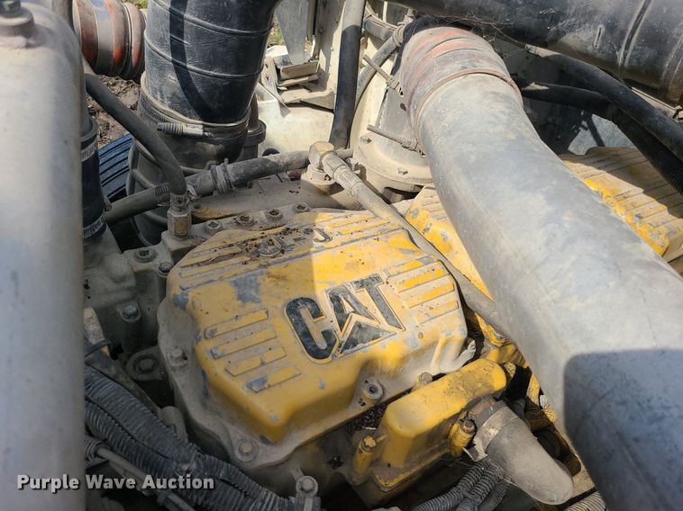 image for item LI9023 1999 International 9200  semi truck