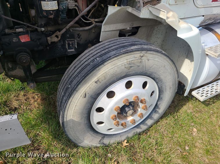 image for item LI9023 1999 International 9200  semi truck