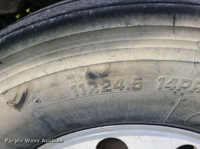 image for item LI9023 1999 International 9200  semi truck