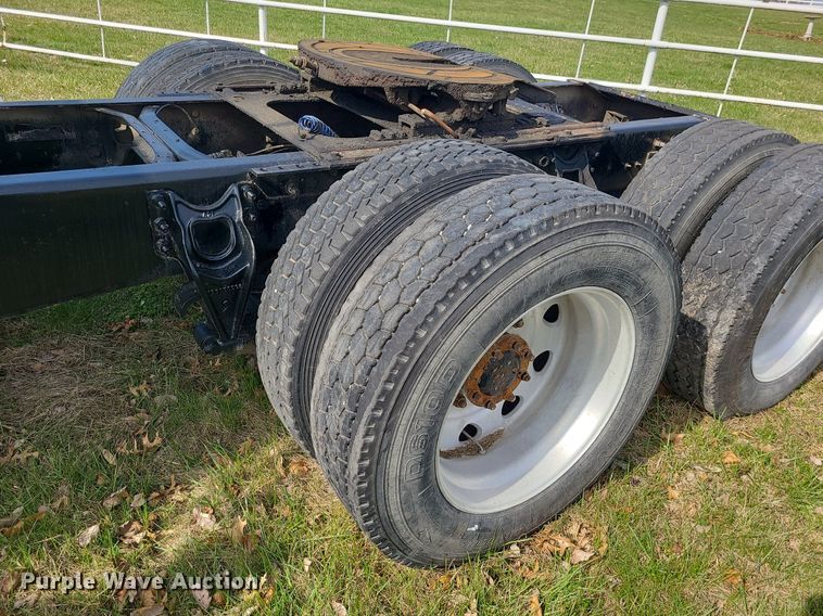 image for item LI9023 1999 International 9200  semi truck