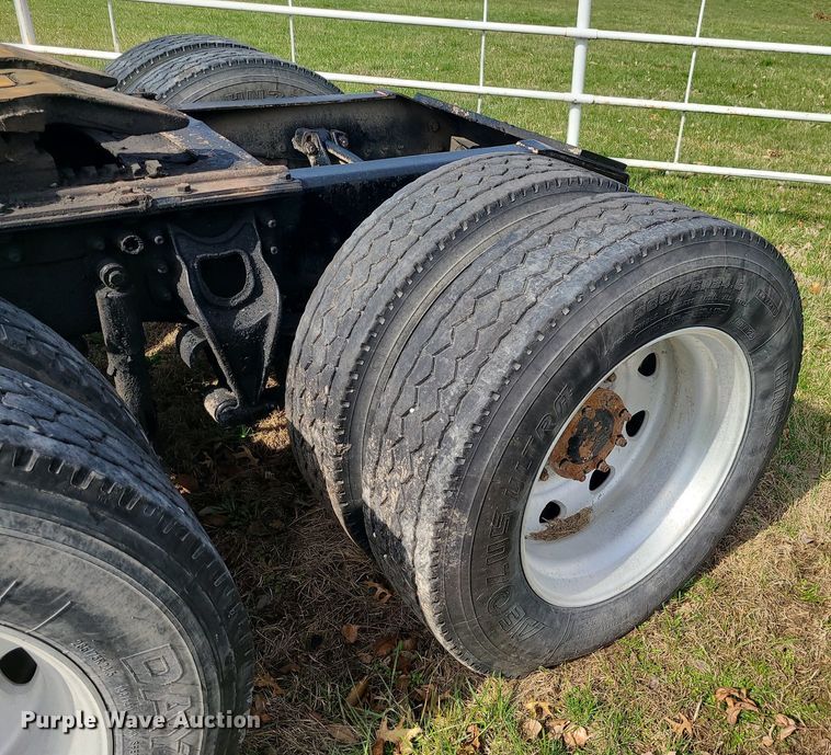 image for item LI9023 1999 International 9200  semi truck