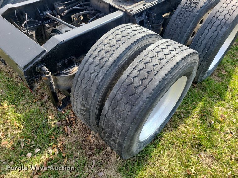 image for item LI9023 1999 International 9200  semi truck