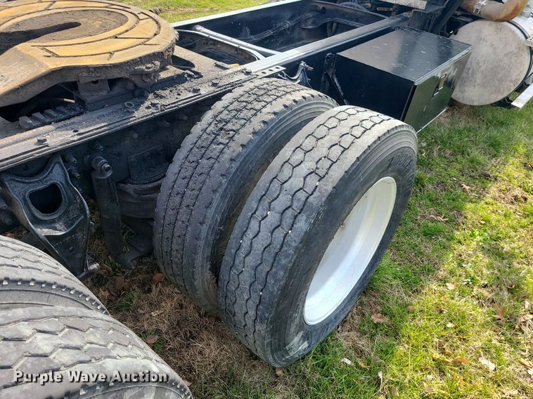 image for item LI9023 1999 International 9200  semi truck