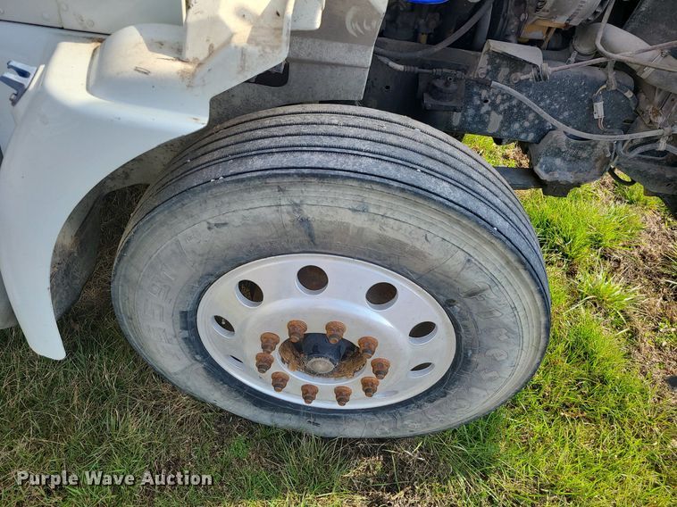 image for item LI9023 1999 International 9200  semi truck