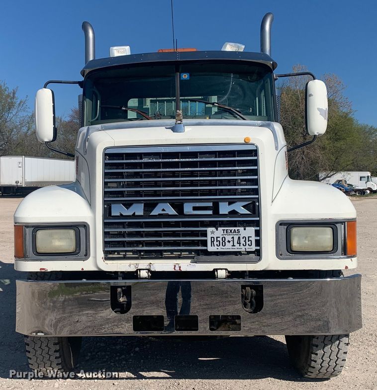 image for item LI9114 2004 Mack CH613  semi truck