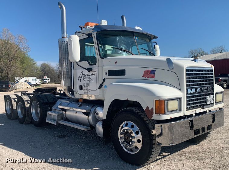 image for item LI9114 2004 Mack CH613  semi truck