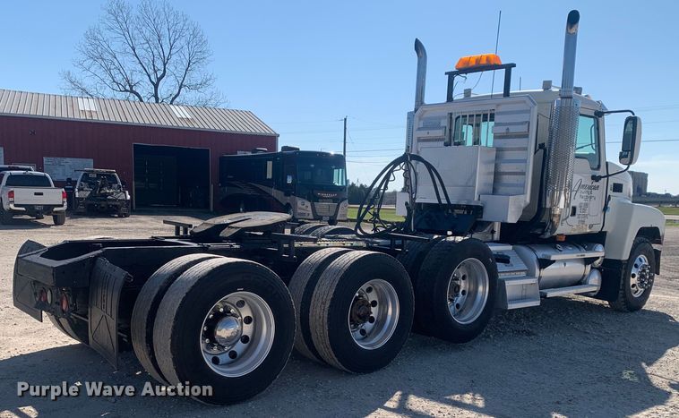 image for item LI9114 2004 Mack CH613  semi truck