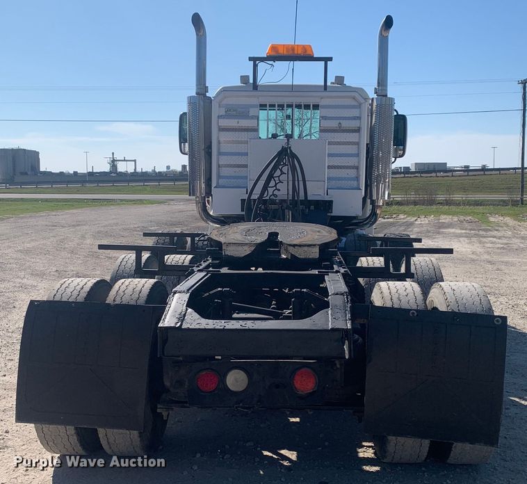 image for item LI9114 2004 Mack CH613  semi truck