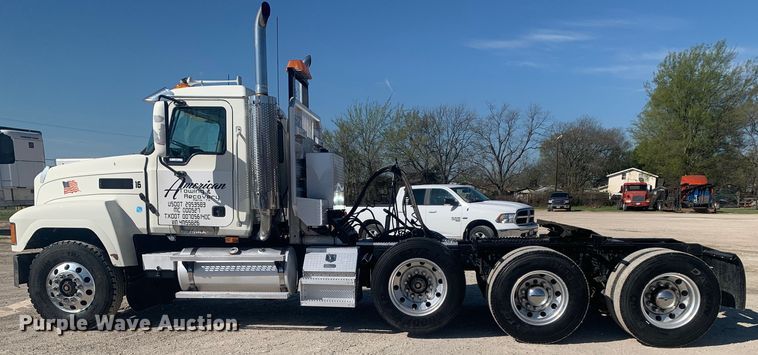 image for item LI9114 2004 Mack CH613  semi truck