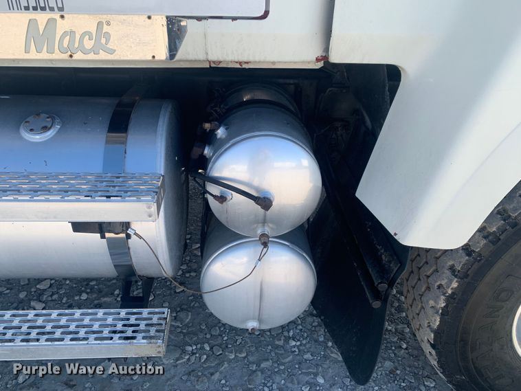 image for item LI9114 2004 Mack CH613  semi truck