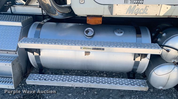 image for item LI9114 2004 Mack CH613  semi truck