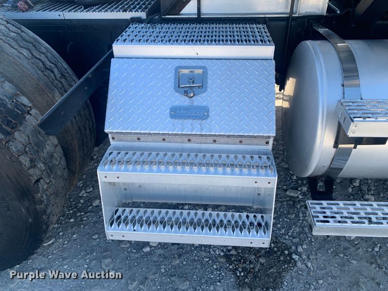 image for item LI9114 2004 Mack CH613  semi truck