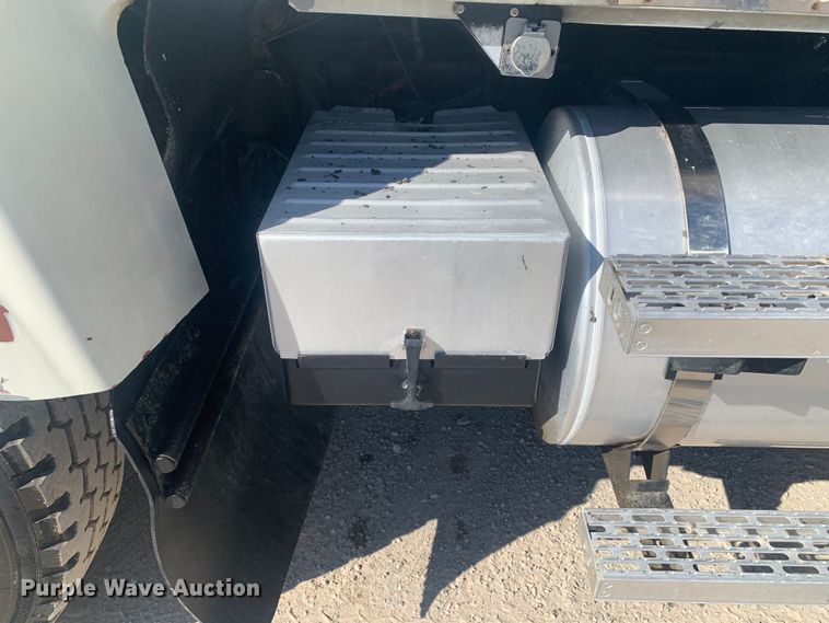 image for item LI9114 2004 Mack CH613  semi truck