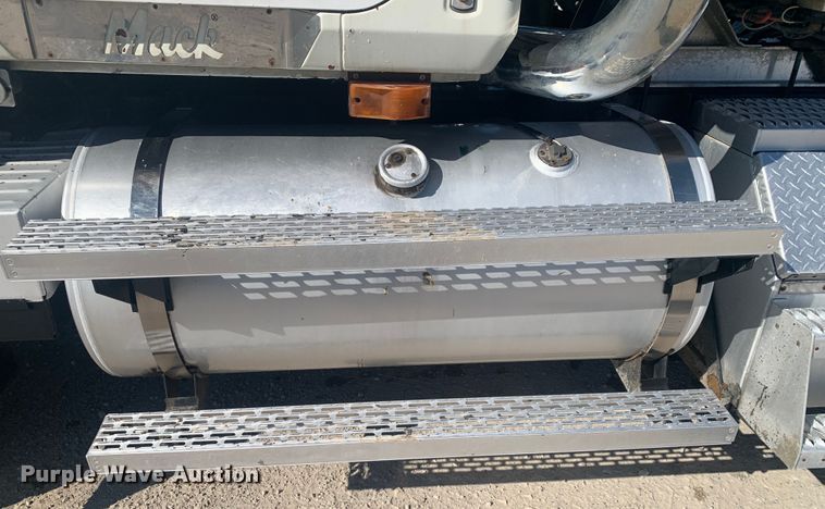 image for item LI9114 2004 Mack CH613  semi truck