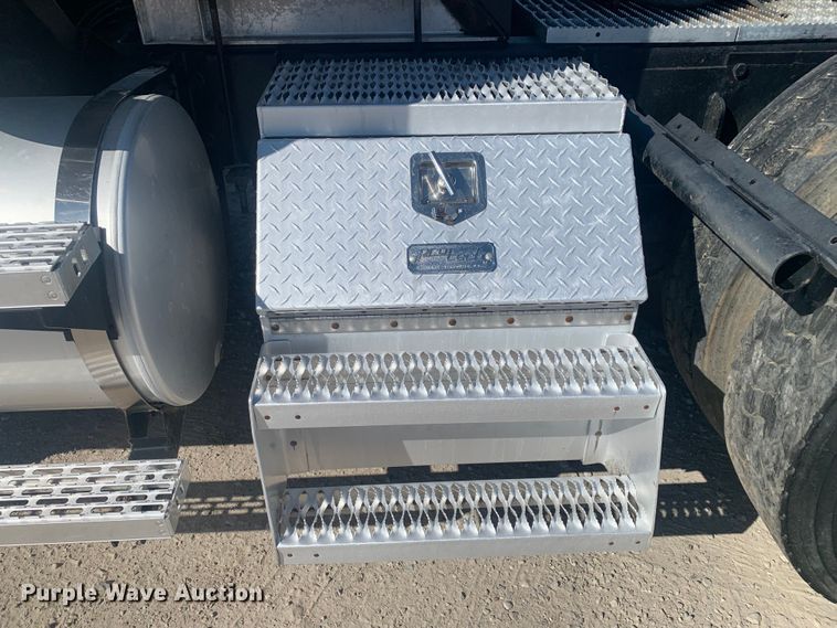 image for item LI9114 2004 Mack CH613  semi truck