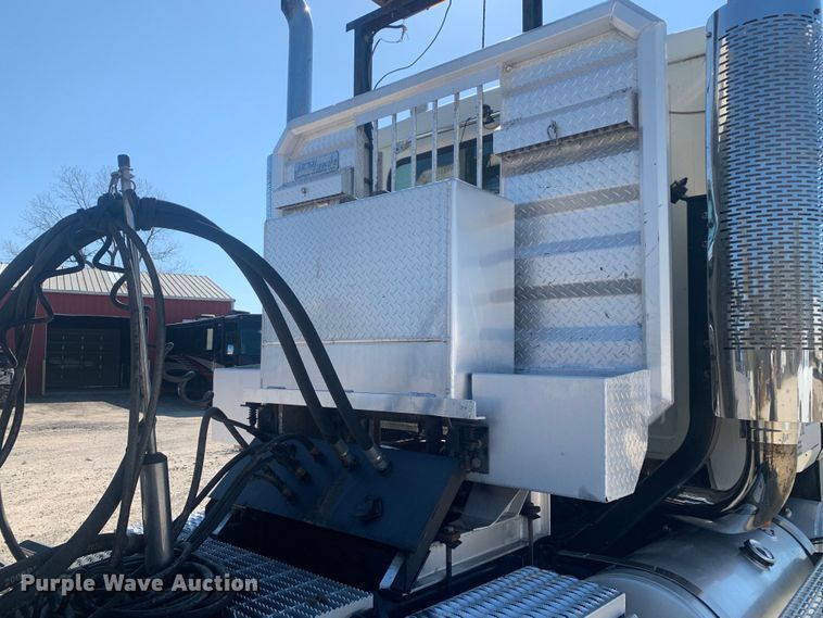 image for item LI9114 2004 Mack CH613  semi truck