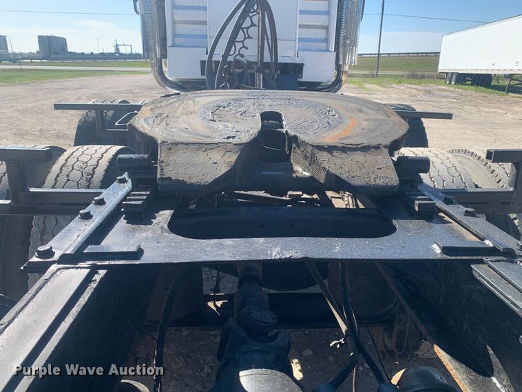 image for item LI9114 2004 Mack CH613  semi truck