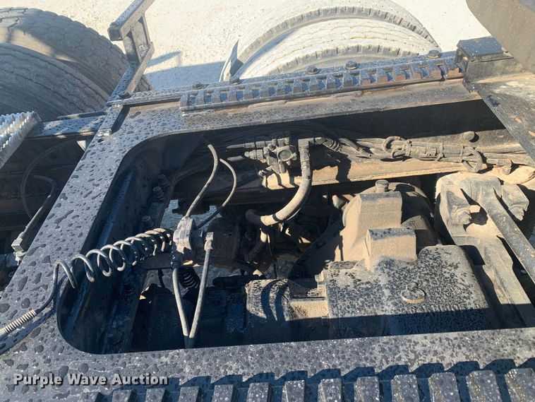 image for item LI9114 2004 Mack CH613  semi truck