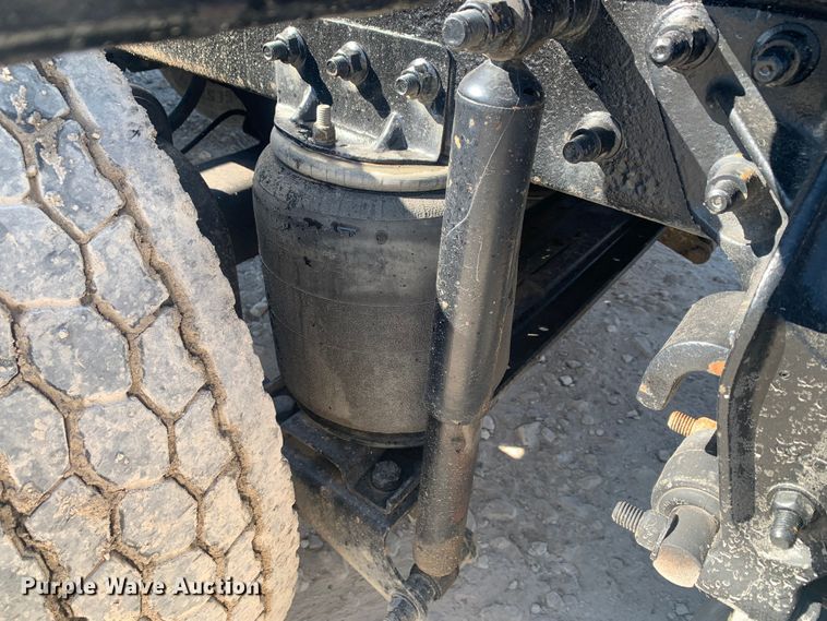 image for item LI9114 2004 Mack CH613  semi truck