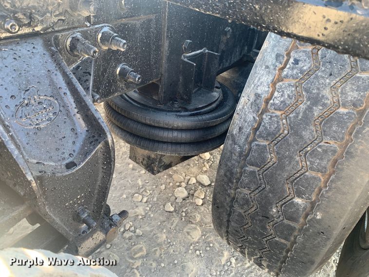 image for item LI9114 2004 Mack CH613  semi truck