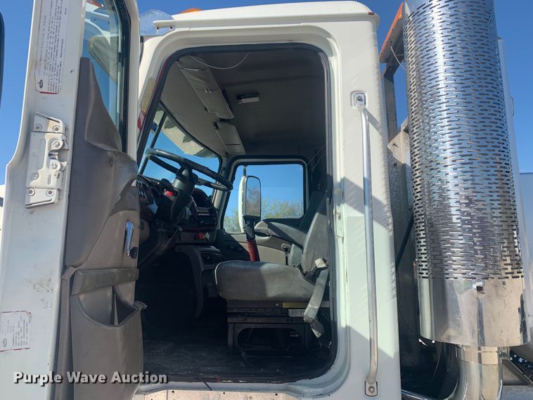 image for item LI9114 2004 Mack CH613  semi truck