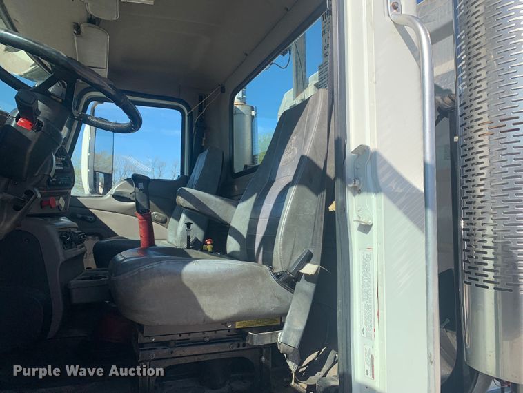 image for item LI9114 2004 Mack CH613  semi truck