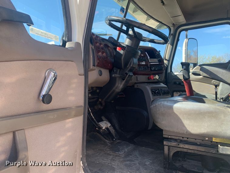 image for item LI9114 2004 Mack CH613  semi truck