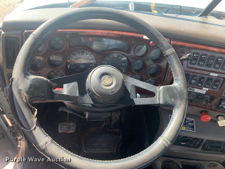 image for item LI9114 2004 Mack CH613  semi truck