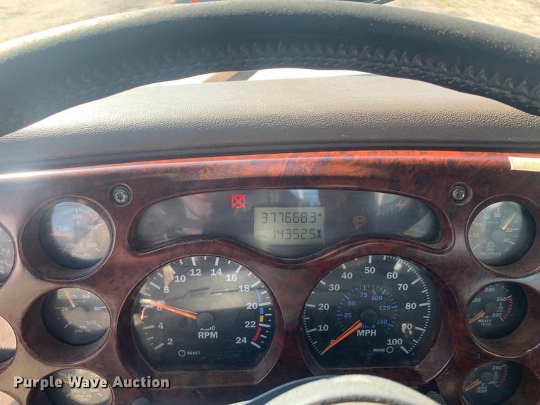 image for item LI9114 2004 Mack CH613  semi truck