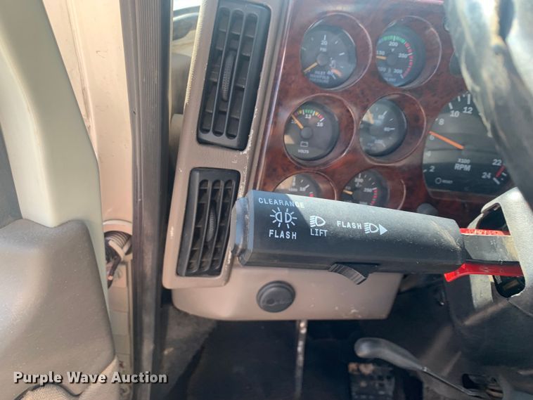 image for item LI9114 2004 Mack CH613  semi truck