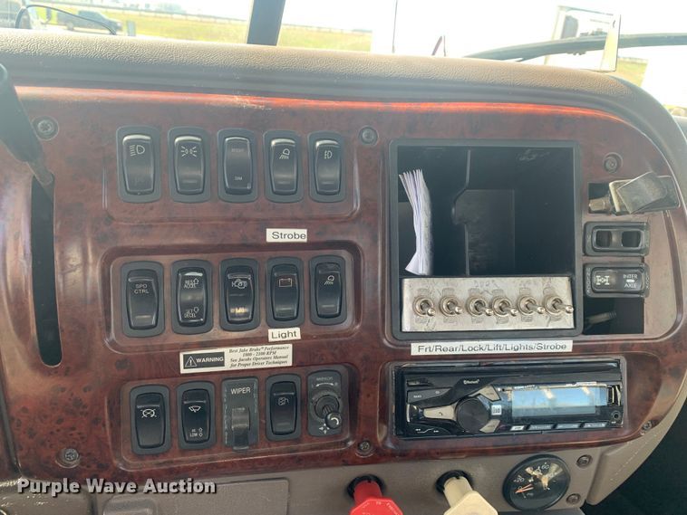 image for item LI9114 2004 Mack CH613  semi truck