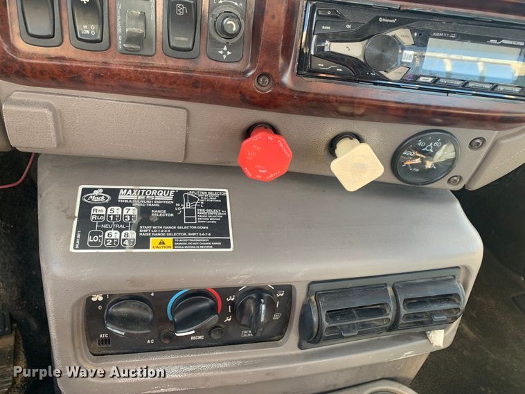 image for item LI9114 2004 Mack CH613  semi truck