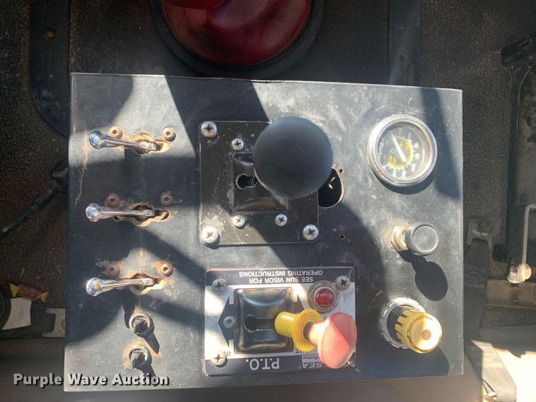 image for item LI9114 2004 Mack CH613  semi truck