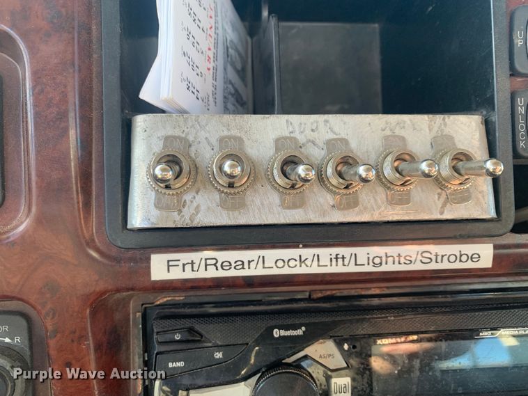 image for item LI9114 2004 Mack CH613  semi truck