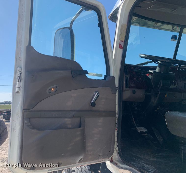 image for item LI9114 2004 Mack CH613  semi truck