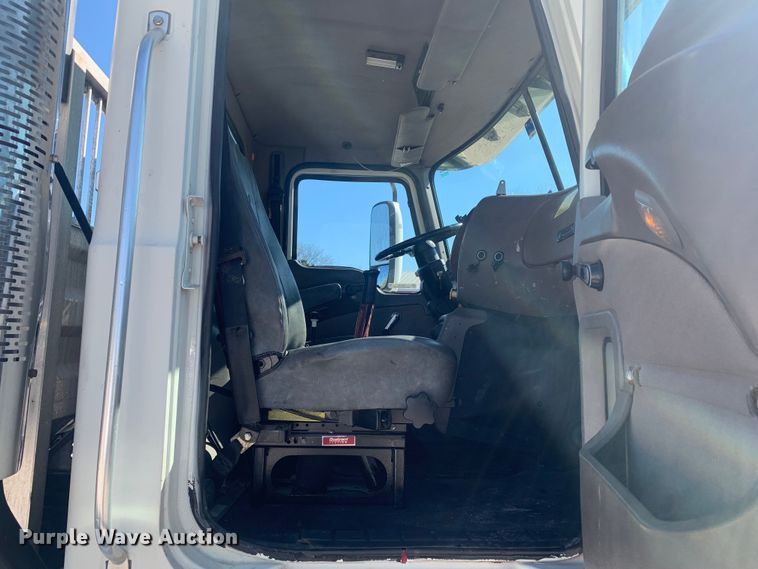 image for item LI9114 2004 Mack CH613  semi truck