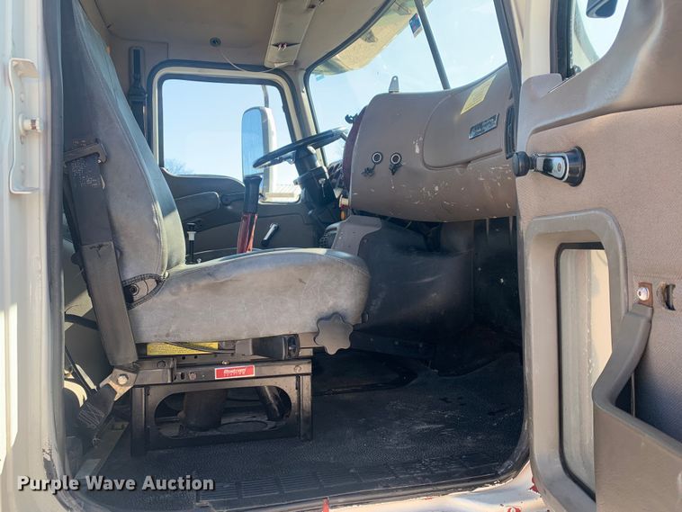 image for item LI9114 2004 Mack CH613  semi truck