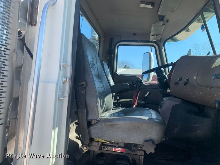 image for item LI9114 2004 Mack CH613  semi truck