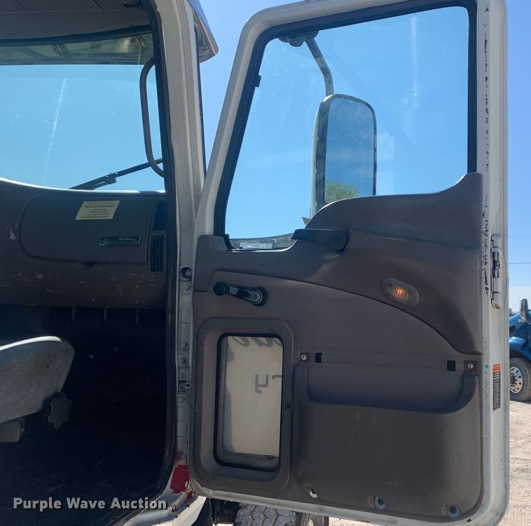 image for item LI9114 2004 Mack CH613  semi truck