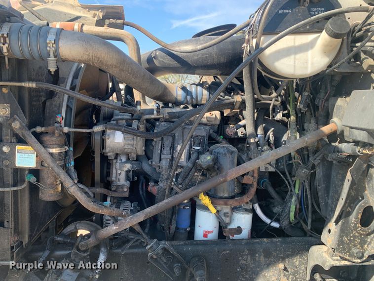 image for item LI9114 2004 Mack CH613  semi truck