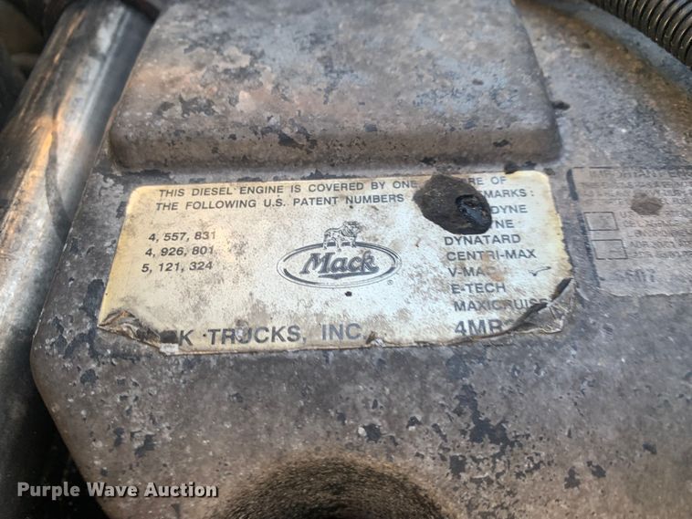 image for item LI9114 2004 Mack CH613  semi truck