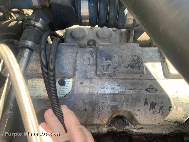 image for item LI9114 2004 Mack CH613  semi truck