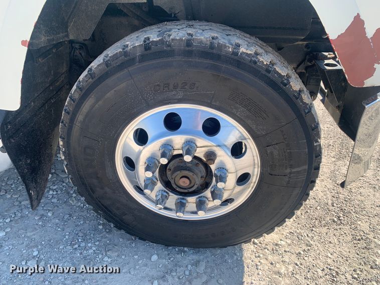 image for item LI9114 2004 Mack CH613  semi truck