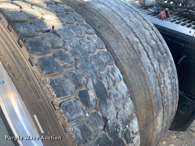 image for item LI9114 2004 Mack CH613  semi truck