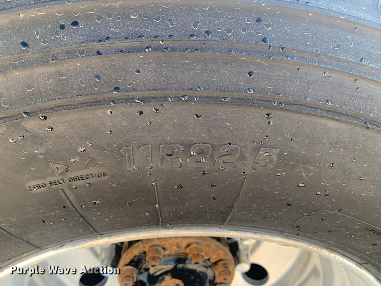 image for item LI9114 2004 Mack CH613  semi truck