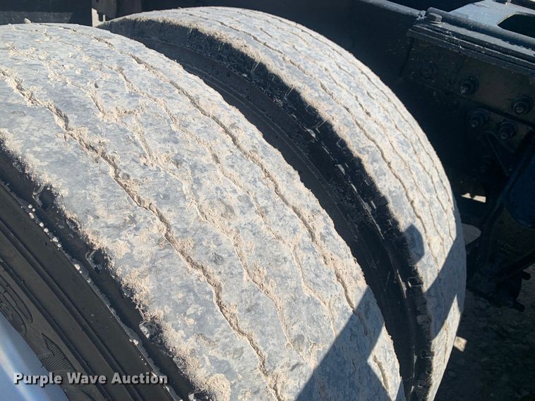 image for item LI9114 2004 Mack CH613  semi truck